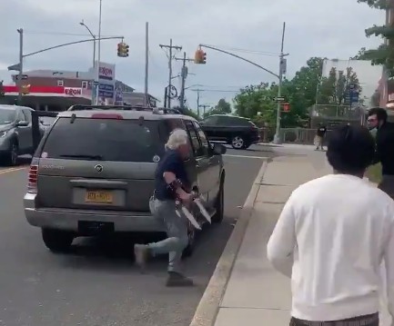O homem com a luva com garras semelhantes às de Wolverine atacando manifestantes nas ruas de Nova York (Foto: Twitter)