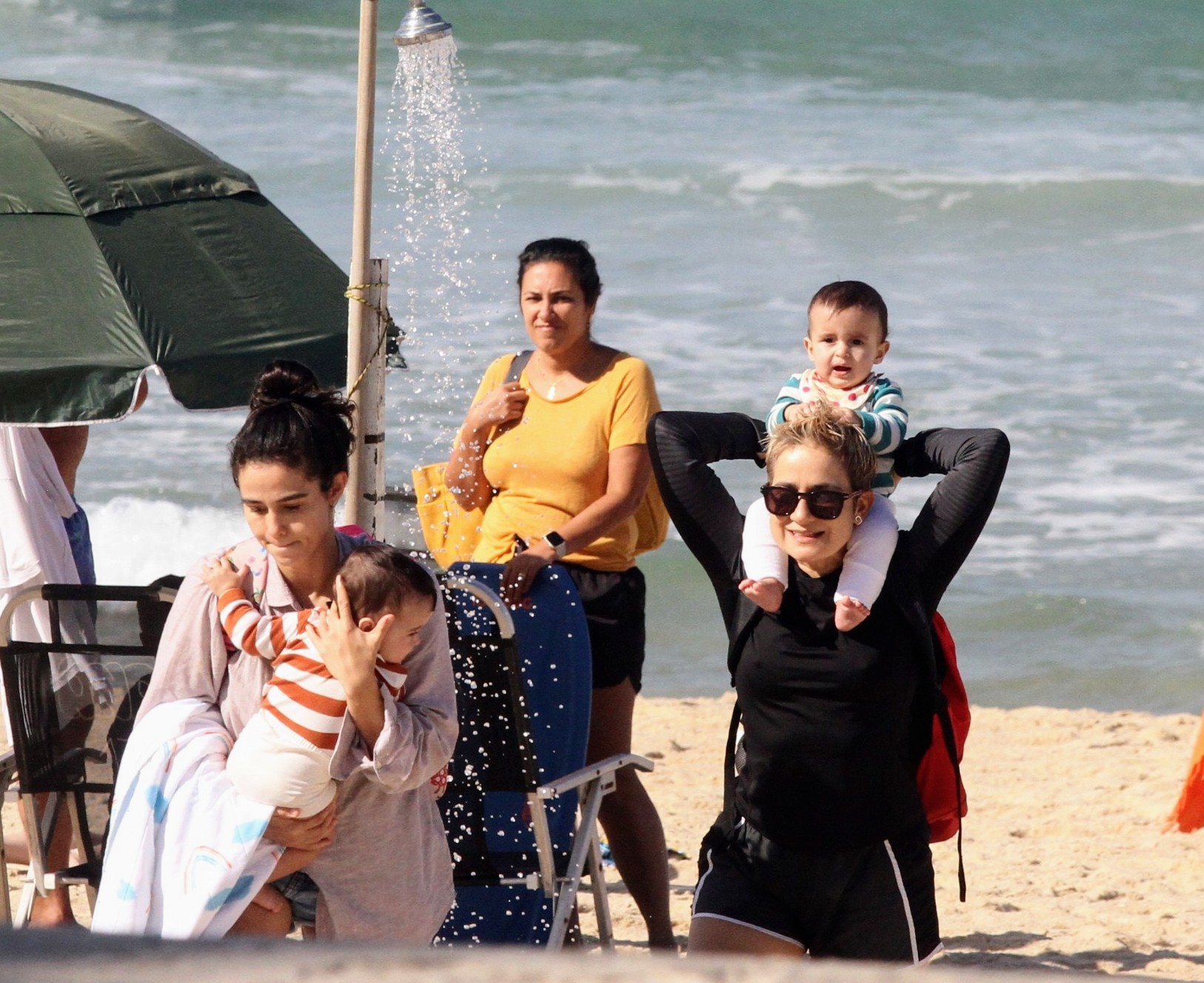 Nanda Costa e Lan Lanh curtem praia com as filhas (Foto: AgNews / Daniel Delmiro)