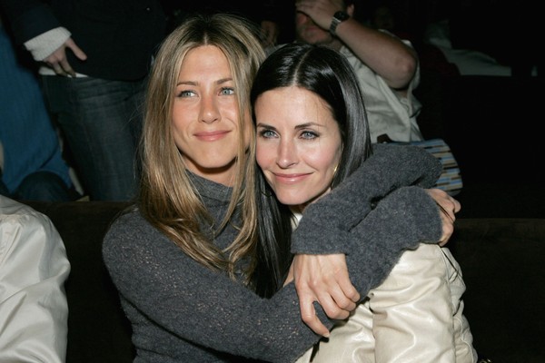 Amigas na vida real! Jennifer Aniston e Courteney Cox não são as únicas que mantiveram a amizade depois de trabalharem juntas (Foto: Getty Images)