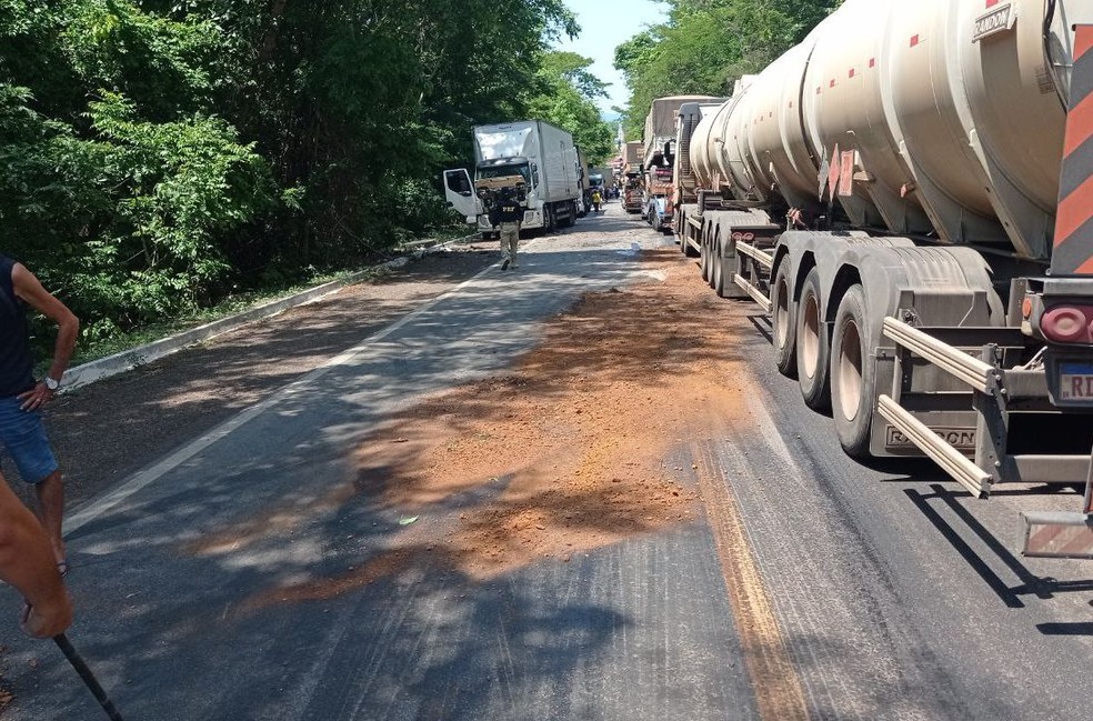 Trecho da BR-153 é interditado após acidente em Miracema do Tocantins — Foto: Dilvulgação/PRF
