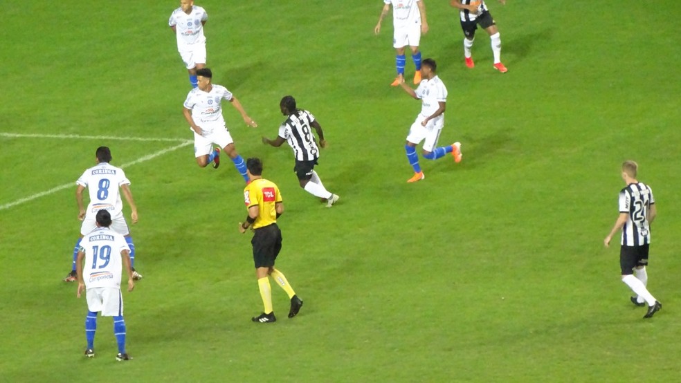 Defesa do CSA não acompanhava as triangulações do Atlético-MG — Foto: Rafael Araújo