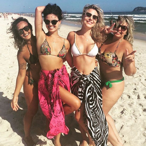 Isis Valverde curte praia ao lado das amigas (Foto: Reprodução Instagram)