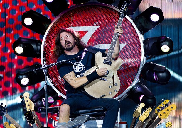 Dave Grohl em seu trono iluminado em show do Foo Fighters (Foto: Getty Images)