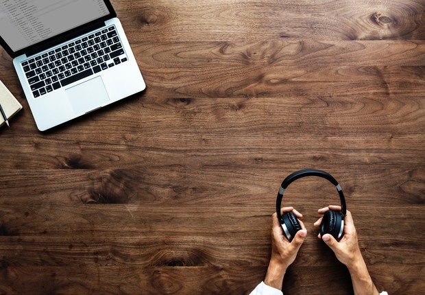 Ouvir a música que você gosta faz alivia o estresse e a ansiedade (Foto: Pexels)