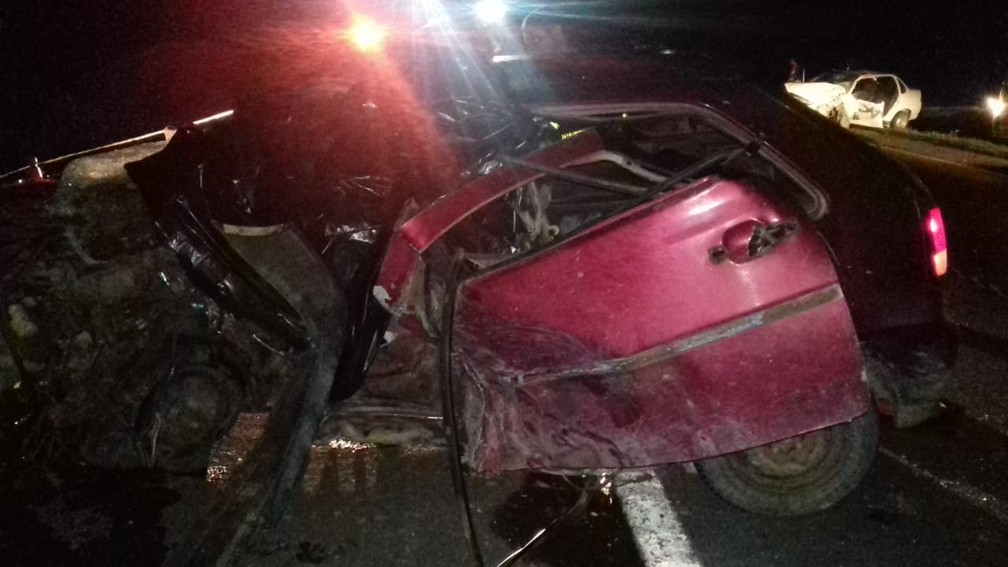 Veículo ficou destruído com a batida — Foto: Polícia Rodoviária Federal