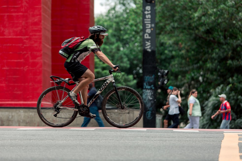 Ciclista pedala na ciclovia da Avenida Paulista, em São Paulo (Foto: Marcelo Brandt/G1)
