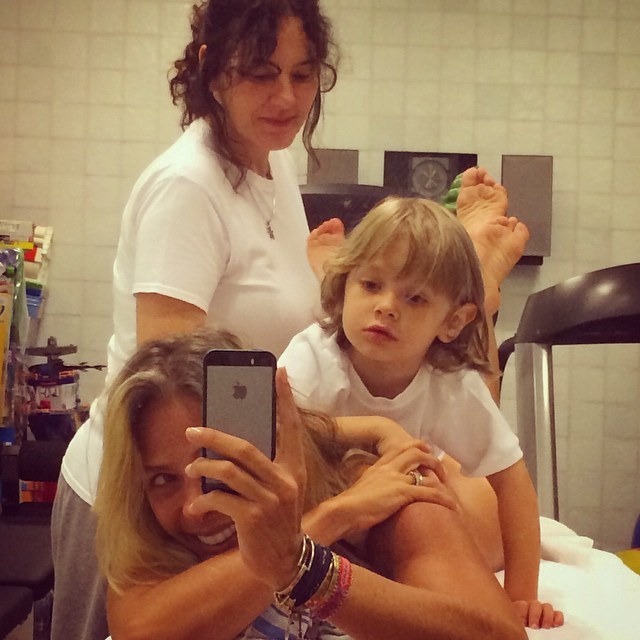Adriane Galisteu recebe massagem coladinha no filho, Vittorio (Foto: Reprodução/Instagram)