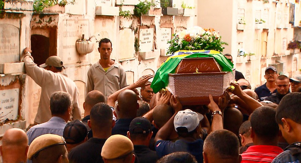 Enterro do policial civil Rogério Lima Ribeiro, assasinado com um tiro durante operação no bairro do Lobato (Foto: Reprodução/TV Bahia)