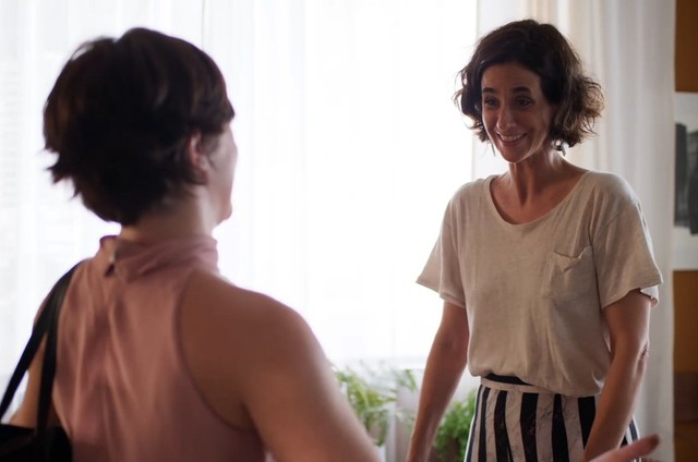 Ilana (Mariana Lima) confessará para Gabriela (Natália Lage) que tem sentimentos por ela, mas decidirá se afastar da médica (Foto: Reprodução / Instagram)