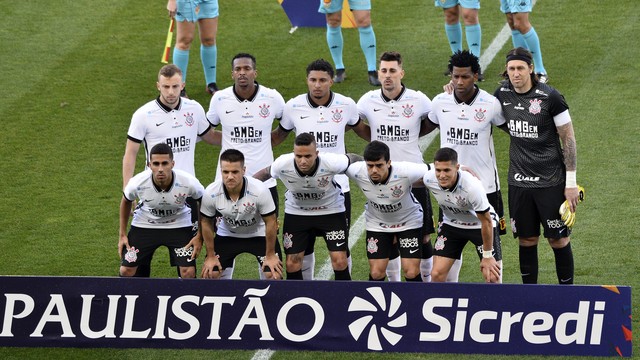 Jogadores do Corinthians posados contra o Mirassol