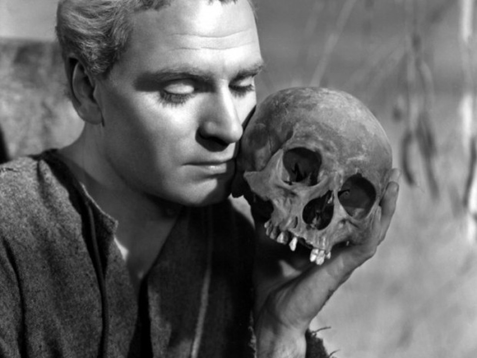 O ator Laurence Olivier no papel-título de Hamlet, de Shakespeare, vivido por ele no cinema em 1948 (Foto: Divulgação)