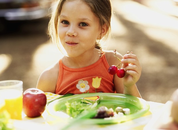 criança; comida; alimentação; frutas; suco (Foto: Thinkstock)