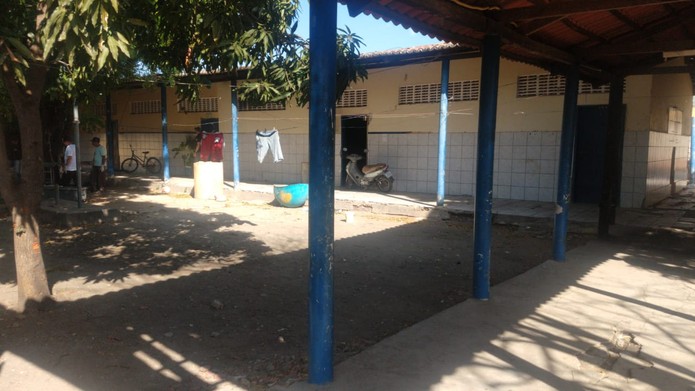 Prédio em que funcionava uma escola em Mossoró está abandonado e foi o local em que 2 jovens foram assassinados — Foto: Iara Nóbrega/Inter TV Costa Branca