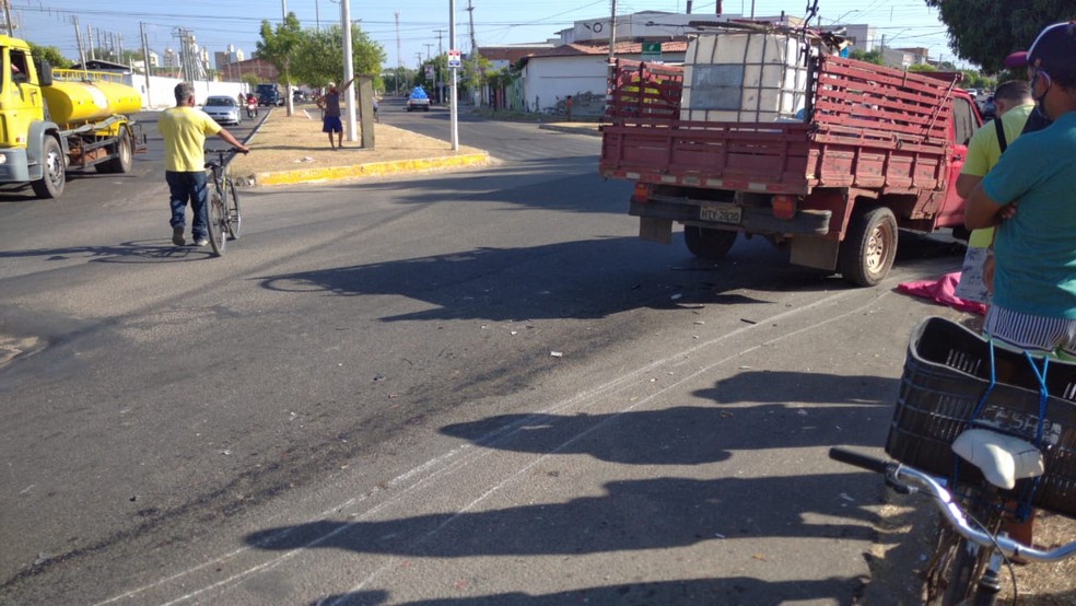 Motociclista foi arrastado por alguns metros, em Mossoró. Marcas ficaram na pista. — Foto: Hugo Andrade/Inter TV Costa Branca