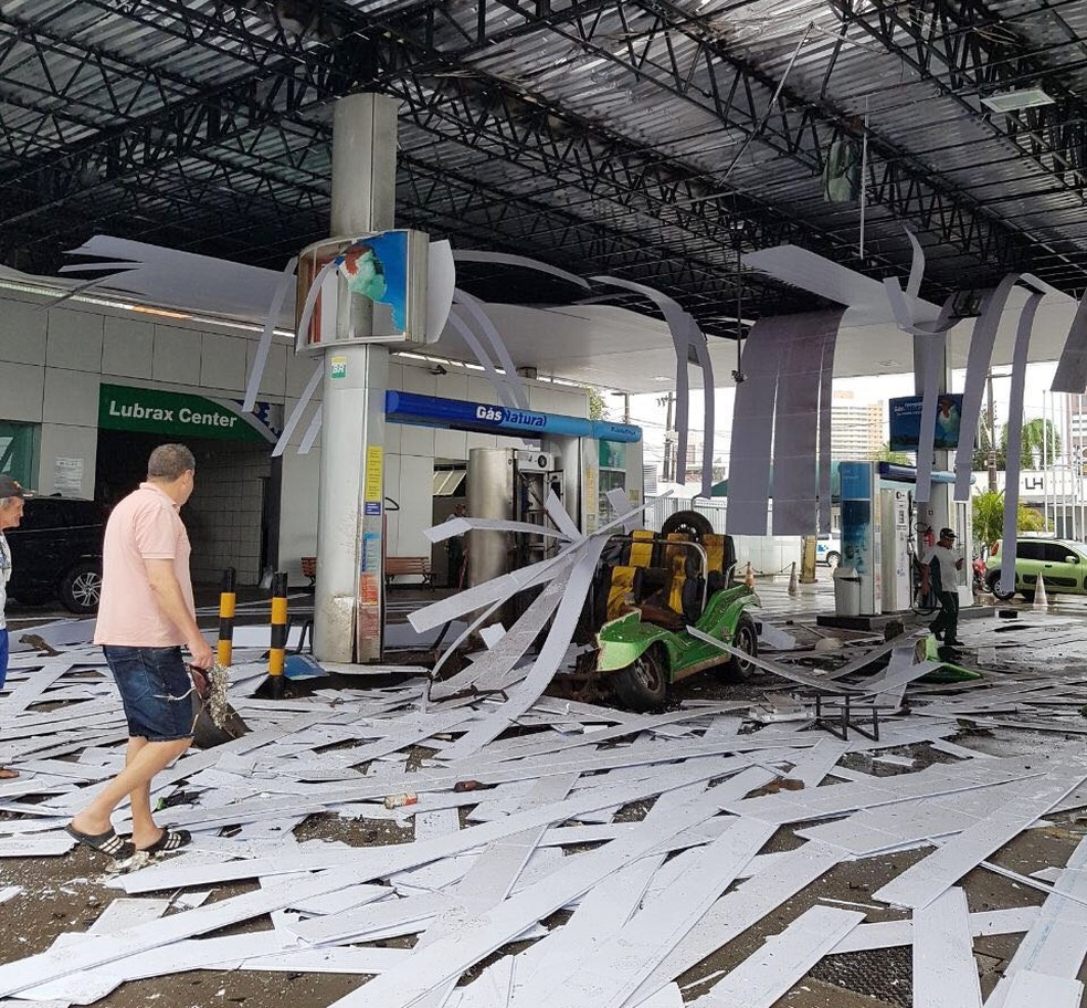 Com a força da explosão, parte do forro da cobertura do posto despencou (Foto: Divulgação/PM)