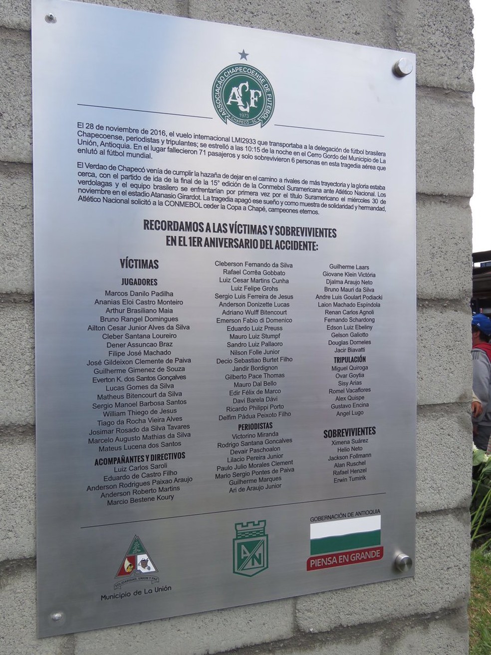 A placa com as vítimas do voo da Chapecoense (Foto: Reprodução / Twitter)
