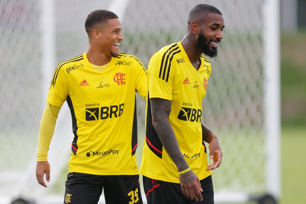 Gerson se diverte com João Gomes em treino do Flamengo — Foto: Gilvan de Souza/Flamengo