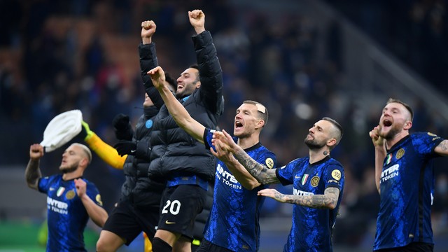 Jogadores da Inter de Milão comemoram vitória contra o Shakhtar na Champions