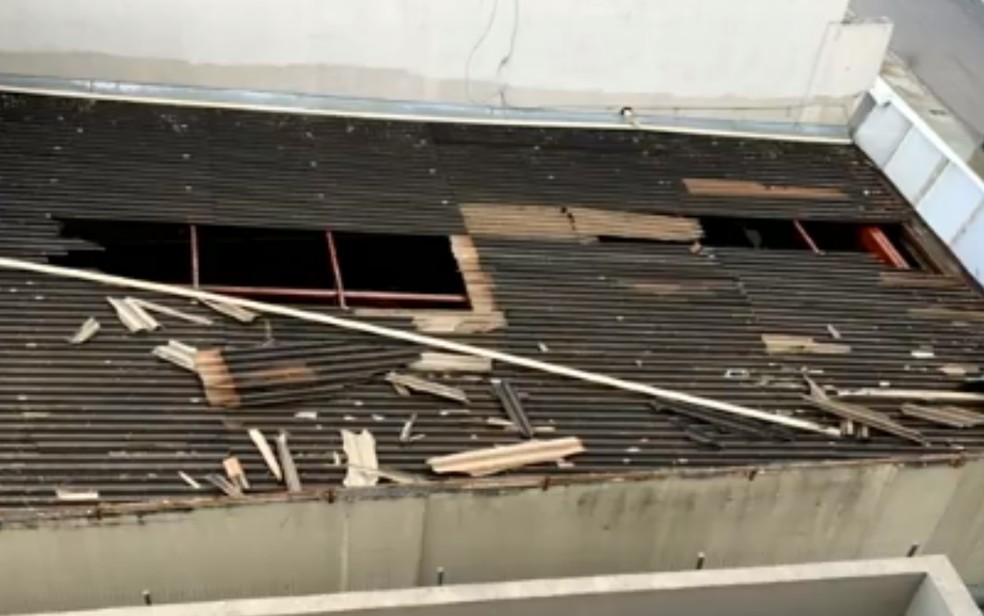 Chuva forte arranca parte de telhado de concessionária em Goiânia  — Foto: Reprodução/TV Anhanguera