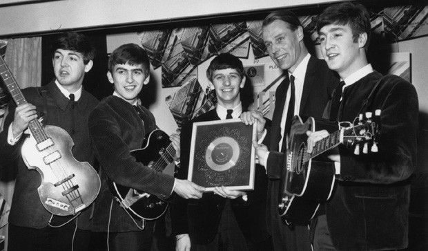 Sir George Martin com os Beatles (Foto: Reprodução)