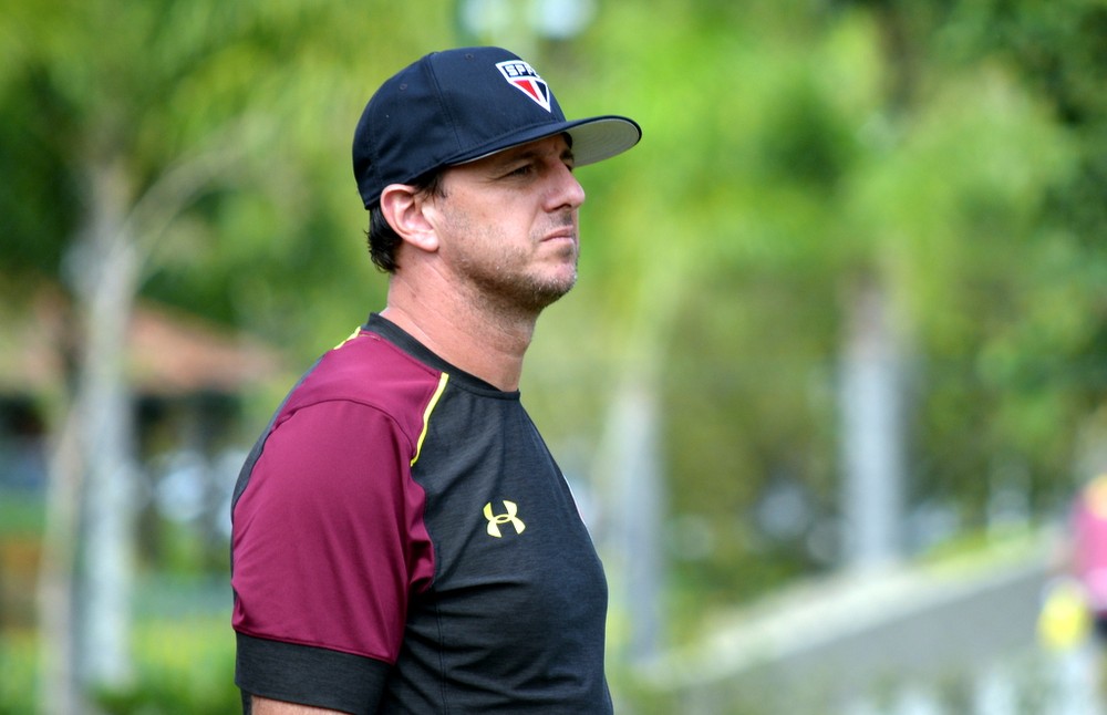 Técnico muda esquema e defesa do São Paulo evolui