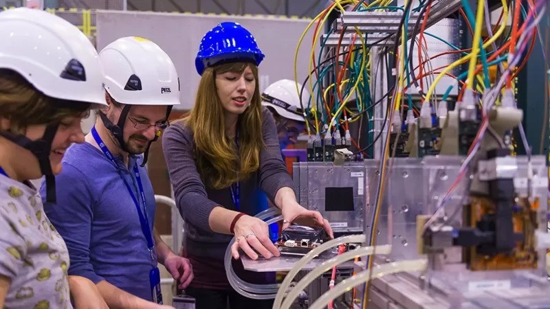 Espera-se que o LHC ajude a resolver os mistérios da matéria escura (Foto: CERN via BBC)