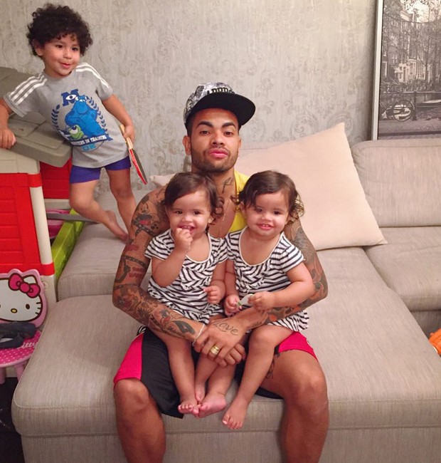 Dentinho posa com as gêmeas Rafaella e Sophia e o filho, Bruno Lucas (Foto: Reprodução/Instagram)