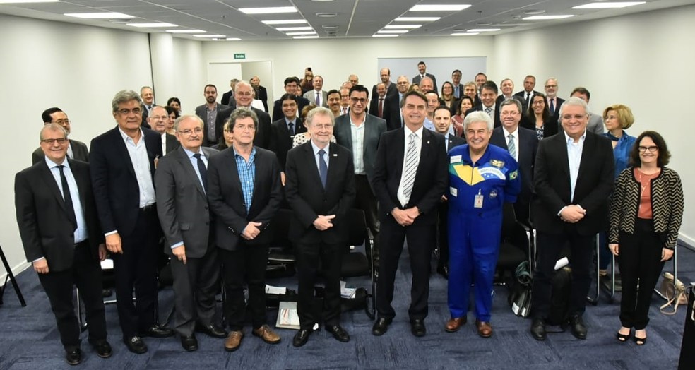 O presidente eleito, Jair Bolsonaro, durante reunião em Brasília, nesta quinta-feira (6) com o futuro ministro Marcos Pontes e a comunidade científica  — Foto: Governo de transição