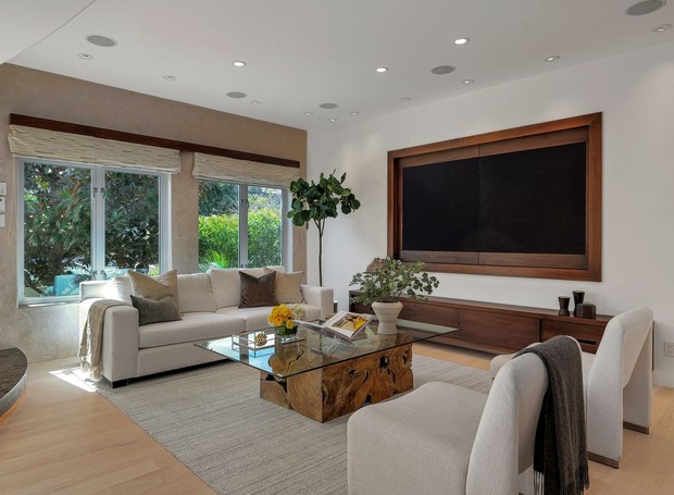 A sala de tv íntima é um dos ambientes mais formais da casa (Foto: Reprodução / The Wall Street Journal - Noel Kleinman)