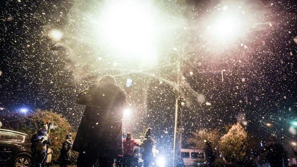 Pessoas curtem a neve em Urupema na noite de terça-feira (17) — Foto: Tiago Ghizoni/NSC