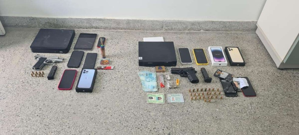 Celulares, armas, munição e outros itens foram apreendidos com o grupo no Ceará. — Foto: Polícia Civil/Reprodução