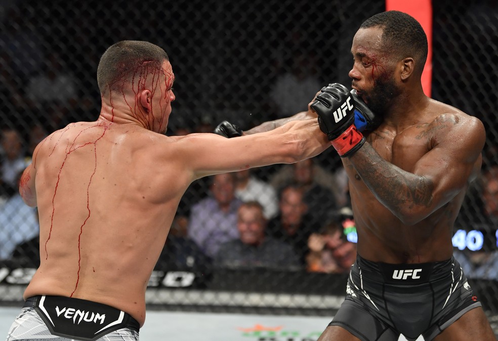 Nate Diaz acerta o golpe que quase nocauteou Leon Edwards no quinto round do UFC 263 — Foto: Getty Images