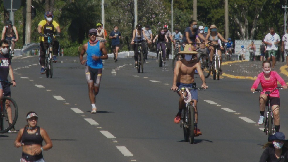 Eixão do Lazer tem movimento intenso de pedestres e ciclistas neste domingo — Foto: TV Globo/Reprodução