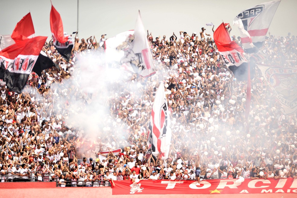 Torcedores do São Paulo reclamaram dos preços dos ingressos — Foto: Marcos Ribolli