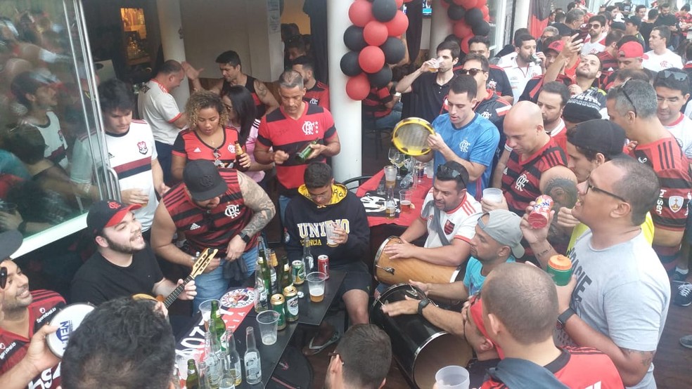 Roda de samba rubro-negra em Lima — Foto: Cahê Mota
