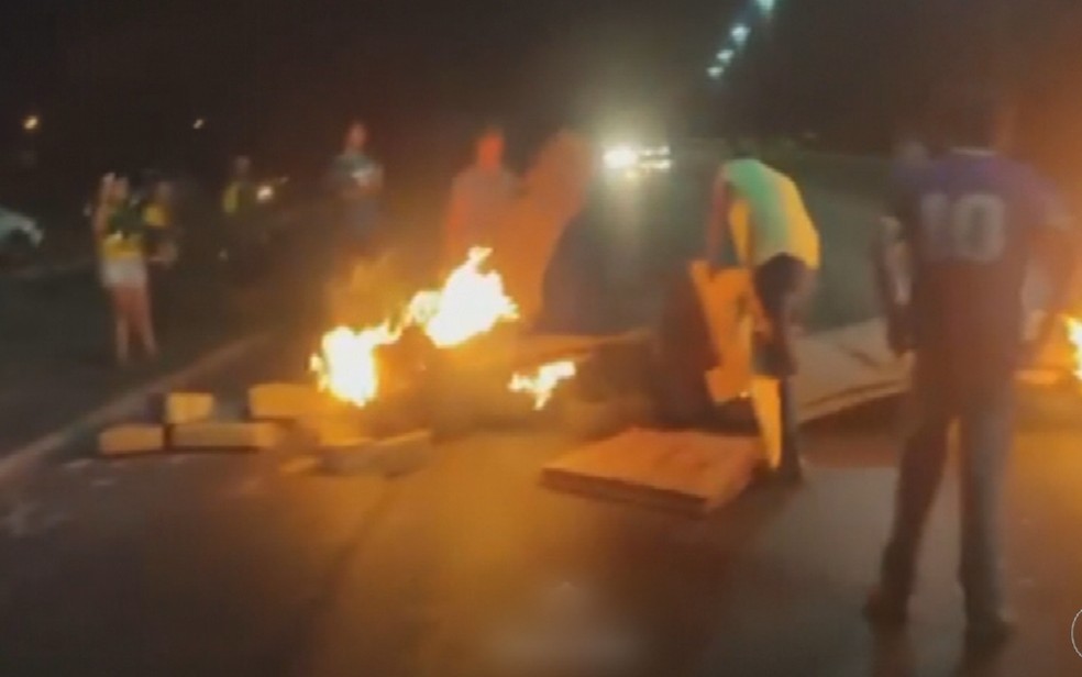 Manifestantes bolsonaristas fazem bloqueios em rodovias contra a vitória de Lula, em Goiás — Foto: Reprodução/TV Anhanguera