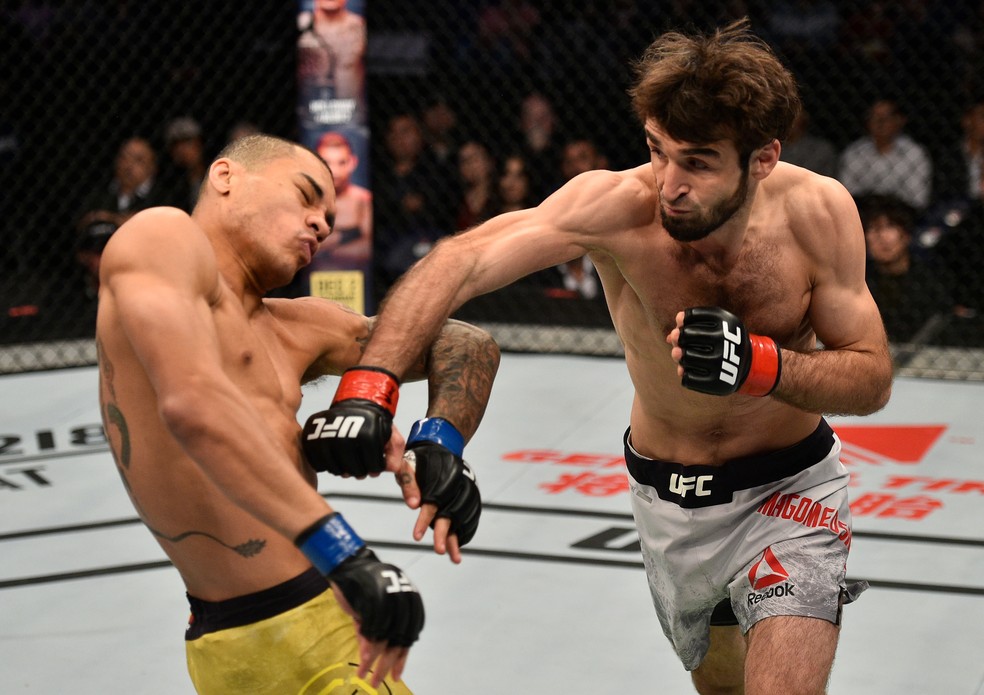 Zabit Magomedsharipov golpeia Sheymon Moraes em sua vitória no UFC China (Foto: Getty Images)