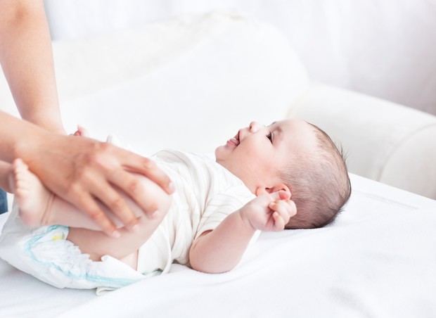Trocas frequentes da fralda ajudam a prevenir as assaduras nos bebês (Foto: Thinkstock)