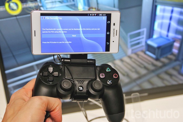 O Xperia Z3 pode substituir a TV durante um jogo no PS4 (Foto: Fabrício Vitorino/TechTudo) O Xperia Z3 pode substituir a TV durante um jogo no PS4 (Foto: Fabrício Vitorino/TechTudo)