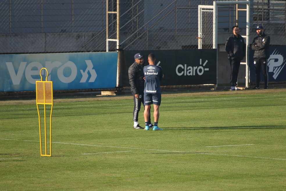 Roger Machado tem conversa reservada com Varela, enquanto Kannemann e Geromel não participam de treinamento