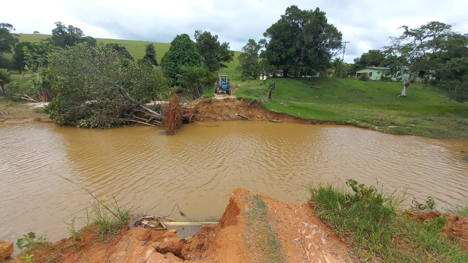 Quarenta famílias de Imbé, em Campos, permanecem isoladas após danos causados pelas fortes chuvas