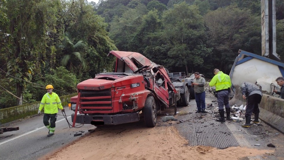 Carreta foi destombada e removida do local por volta das 16h — Foto: Centro de Controle de Informações da Artesp