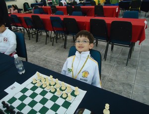 Garoto de oito anos vence campeonato mundial de xadrez