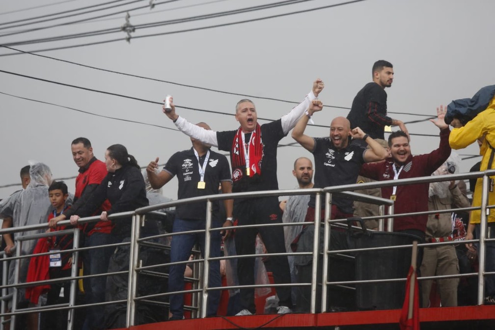 Tiago Nunes comemora em cima do trio elétrico o título da Copa do Brasil  — Foto: Felipe Rosa/Gazeta do Povo