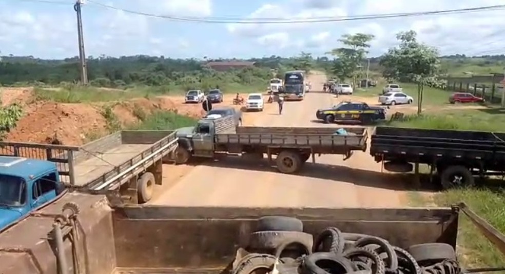 Rodovia no interior do AC é interditada em protesto contra resultado das urnas após derrota de Bolsonaro — Foto: Reprodução