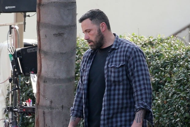 *EXCLUSIVE* Los Angeles, CA  - **WEB MUST CALL FOR PRICING** A newly sober Ben Affleck is happy to get back to work as he films scenes for the drama 'Torrance.' Affleck, who just completed a stint in rehab, is also listed as a producer on this project. Be (Foto: Clint Brewer / BACKGRID)