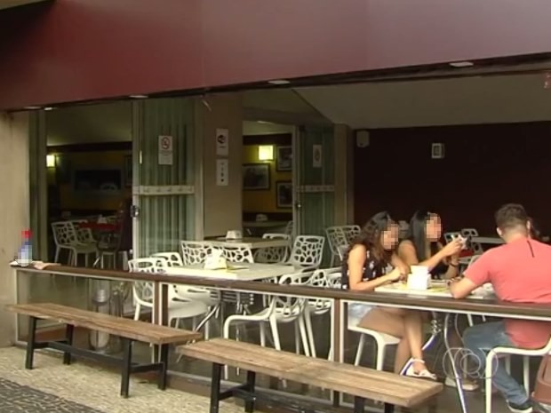 Ladrões fizeram clientes e funcionários de sorveteria reféns em Goiânia, Goiás (Foto: Reprodução/ TV Anhanguera)
