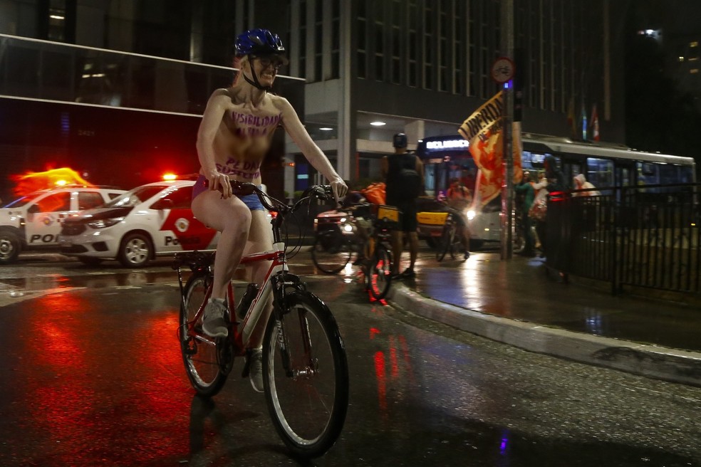 Ciclistas em protesto em SP — Foto: Miguel Schincariol/ AFP