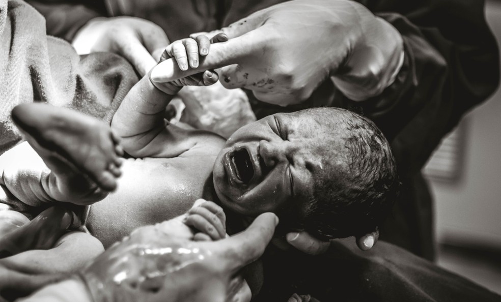 BebÃª Luana segura dedo de mÃ©dica logo apÃ³s nascimento â€” Foto: Bruna Costa/DivulgaÃ§Ã£o