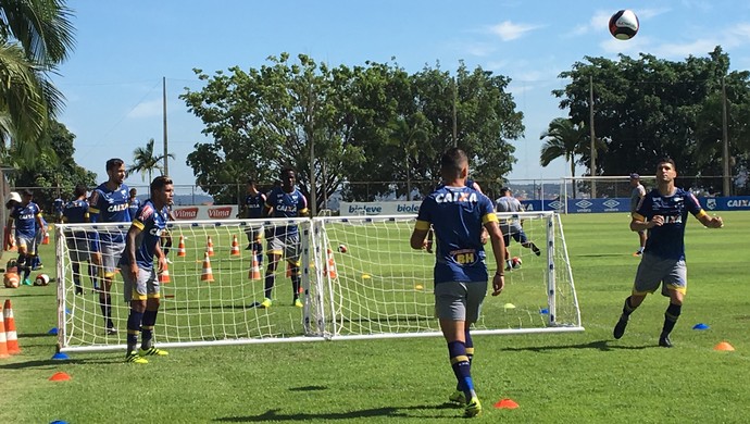 Descontração e futevôlei marcam manhã na Toca; tarde tem jogo-treino